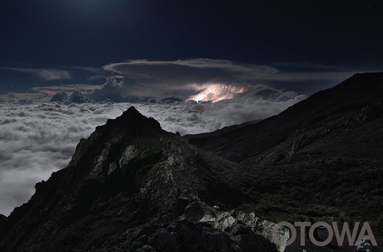 第18回 雷写真コンテスト受賞作品 銀賞 -雲上に雷鳴ひびく-